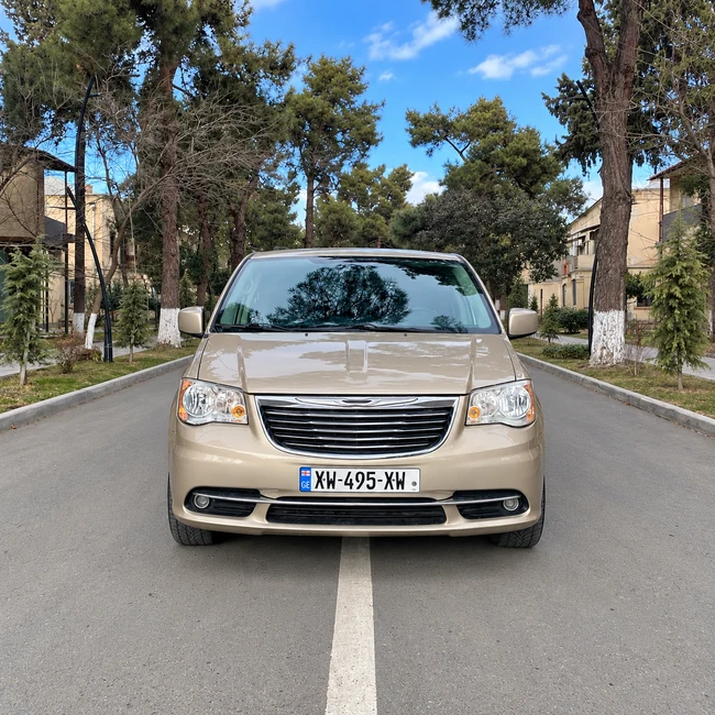 Chrysler Town & Country — вид спереди