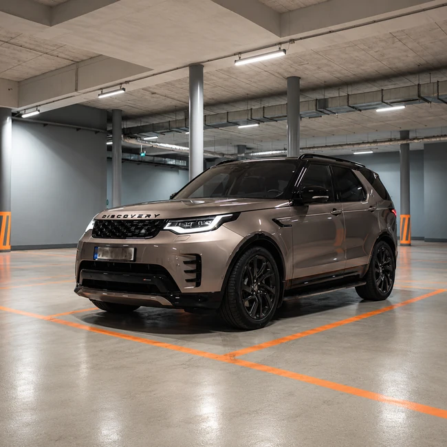 Range Rover Discovery — на парковке
